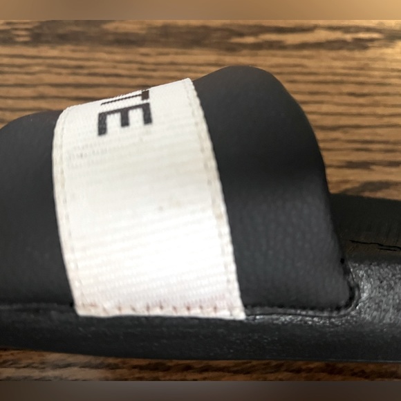 Lacoste slides in size 10W - Picture 6 of 10